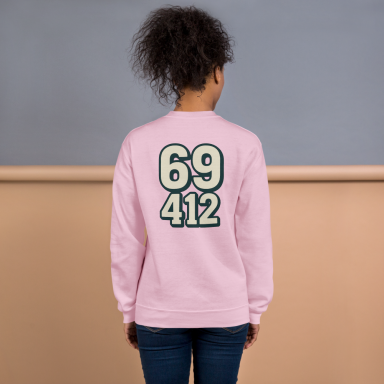 Rosa Sweatshirt mit den Ziffern 69 und 412 auf dem Rücken.