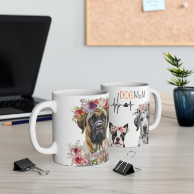 Zwei Tassen mit Hunderendern und floralen Mustern auf einem Tisch.