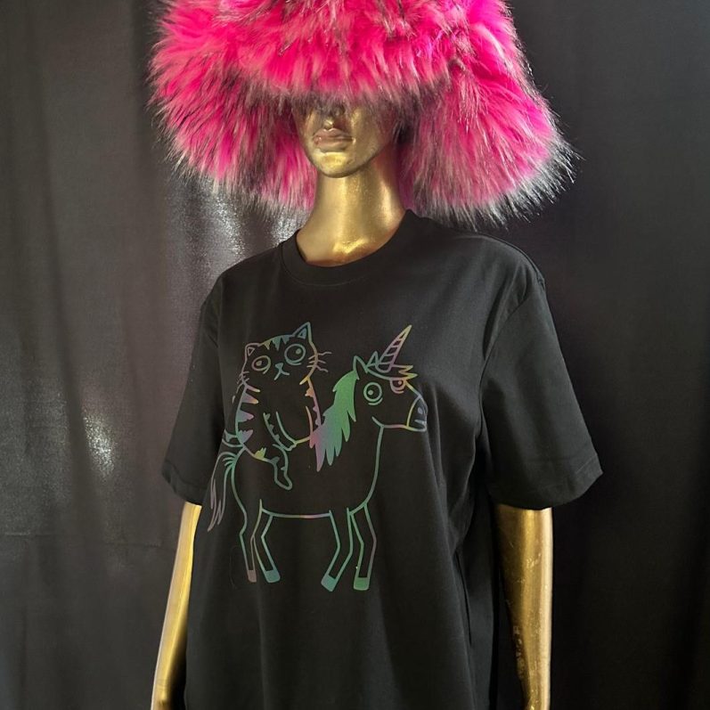 Schwarzes T-Shirt mit buntem Katzen-Unicorn-Design und auffälligem pinken Fellhut.