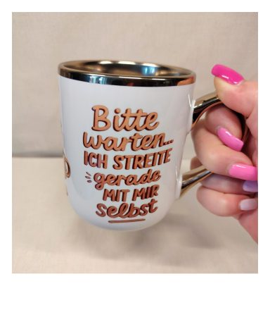 Tasse mit der Aufschrift: "Bitte warten, ich streite gerade mit mir selbst."