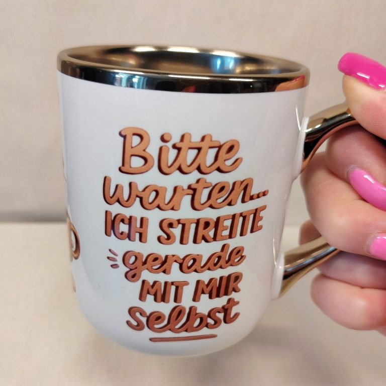 Tasse mit dem Aufdruck „Bitte warten, ich streite gerade mit mir selbst.“