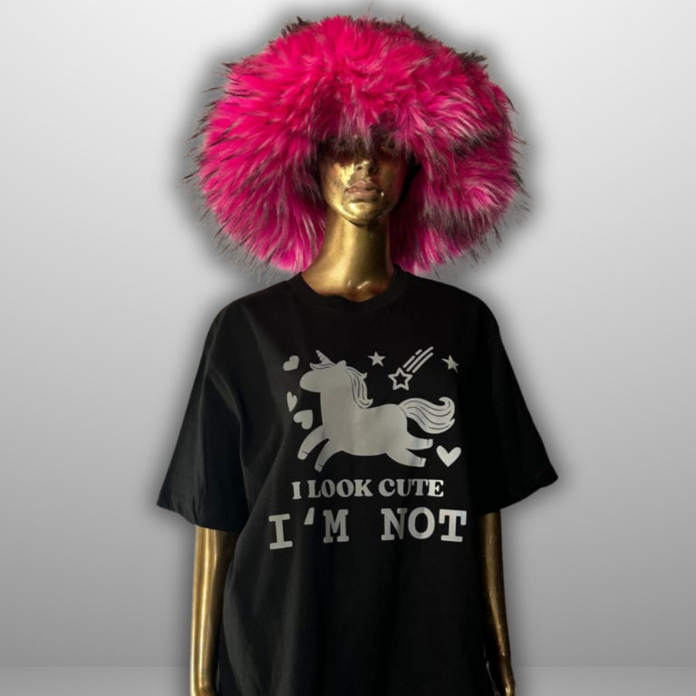 Schwarzes T-Shirt mit Aufdruck "I LOOK CUTE I’M NOT" und pinker, flauschiger Perücke.