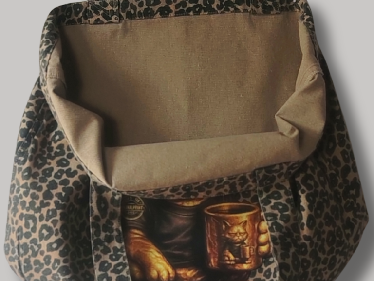 Tasche mit Leopardenmuster und einem Abbild eines Katze mit eine Tasse