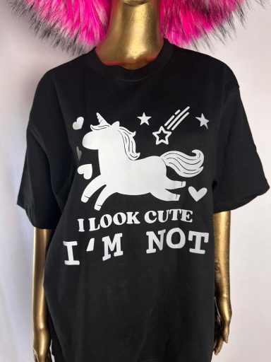 Schwarzes T-Shirt mit einem Einhorn und dem Text: "I LOOK CUTE, I'M NOT".